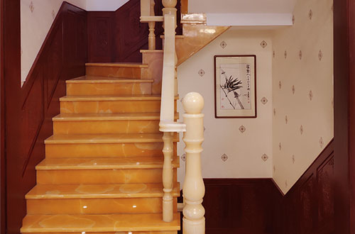 兴化中式别墅室内汉白玉石楼梯的定制安装装饰效果